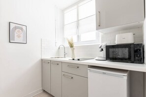 Fridge, microwave, stovetop, coffee/tea maker