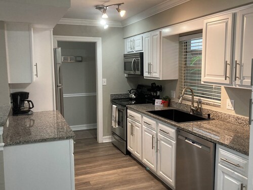 Hidden Oasis Newly Updated Beautiful Condo & Private Courtyard to Wine & Dine!