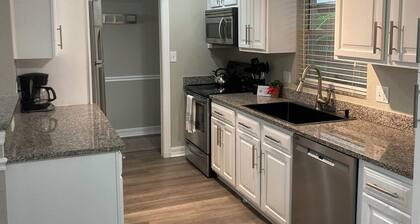 Hidden Oasis Newly Updated Beautiful Condo & Private Courtyard to Wine & Dine!