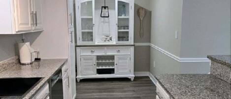 Kylskåp, mikrovågsugn, ugn och spishäll