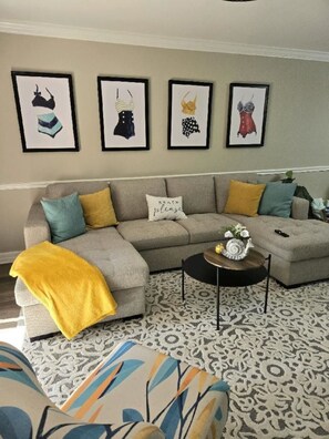 Smart TV, stereo - Hidden Oasis Newly Updated Beautiful Condo & Private Courtyard to Wine & Dine! (Sarasota)