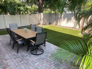 Outdoor dining - Hidden Oasis Newly Updated Beautiful Condo & Private Courtyard to Wine & Dine! (Sarasota)