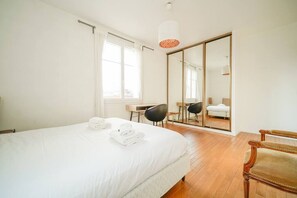 2 slaapkamers, een bureau, een strijkplank/strijkijzer, wifi