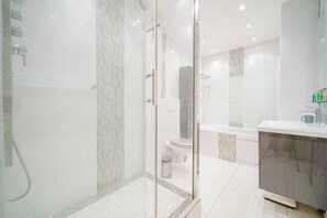 Secadora de cabello, toallas, papel de baño