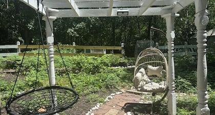 The Forest House. Charming 2-bedroom house with AC, WiFi in terrific Kansas City