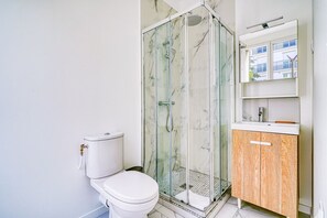 Haartrockner, Handtücher, Toilettenpapier