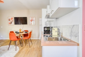 Fridge, microwave, oven, stovetop