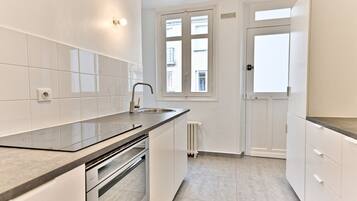 Een koelkast, een microgolfoven, een kookplaat