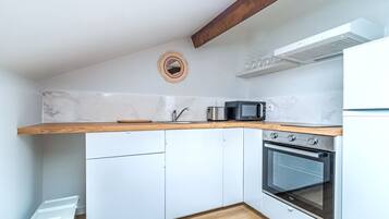 冷蔵庫、コンロ、コーヒー / ティーメーカー、電気ポット