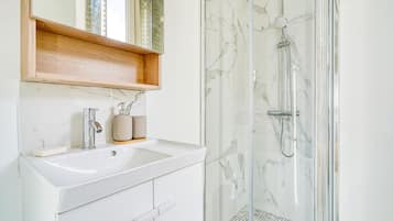 Secador de cabelo, toalhas de banho, papel higiênico