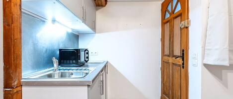 Fridge, microwave, stovetop, coffee/tea maker