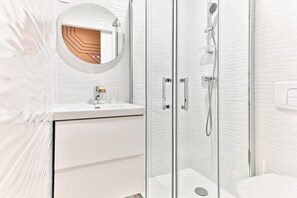 Secadora de cabello, toallas, papel de baño 