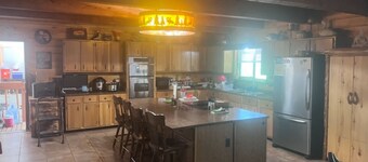 Rustic 7-BDRM and 3-bath lodge in a gated community in Los Ojos with WiFi access