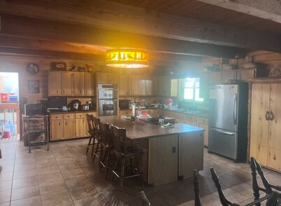 Rustic 7-BDRM and 3-bath lodge in a gated community in Los Ojos with WiFi access