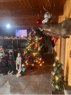 Interior - Rustic 7-BDRM and 3-bath lodge in a gated community in Los Ojos with WiFi access (Los Ojos)