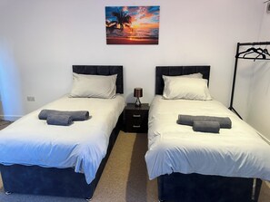 2 bedrooms, iron/ironing board, WiFi, bed sheets - Stylish Central Apartment 2mins from major station (London)