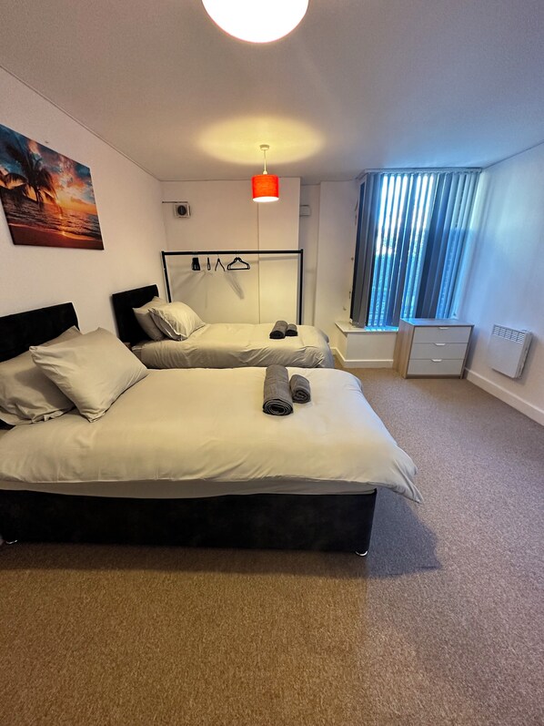 2 bedrooms, iron/ironing board, WiFi, bed sheets - Stylish Central Apartment 2mins from major station (London)