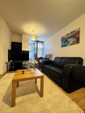Living area - Stylish Central Apartment 2mins from major station (London)