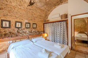 3 slaapkamers, een strijkplank/strijkijzer, gratis wifi, beddengoed