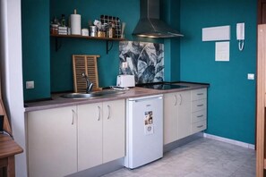 Coffee/tea maker, fridge, microwave, toaster