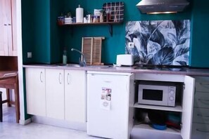 Frigorífic, microones, cafetera i tetera i torradora 