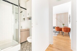 吹风机、毛巾、卫生纸