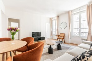 TV - Apartment 2 rooms #TourEIffel #Invalides (Paris)