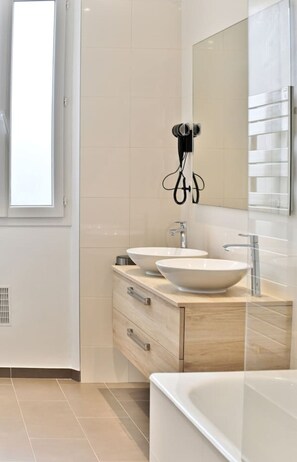 Sèche-cheveux, serviettes fournies, papier toilette