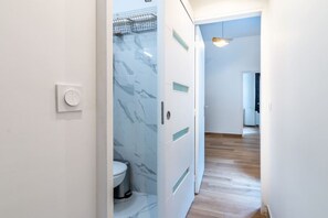 Haartrockner, Handtücher, Toilettenpapier