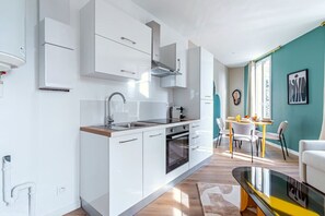 Réfrigérateur, four, plaque de cuisson, cafetière/bouilloire