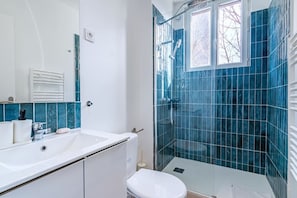 Sèche-cheveux, serviettes fournies, papier toilette