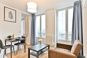 Living area - Apartment near Mairie 10th arrondissement (Paris)