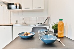 Kühlschrank, Mikrowelle, Herdplatte, Wasserkocher mit Kaffee-/Teezubehör