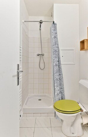 Haartrockner, Handtücher, Toilettenpapier