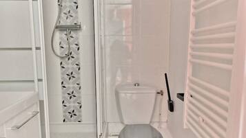 Hair dryer, towels, shampoo, toilet paper