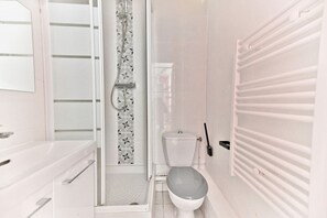 Hair dryer, towels, shampoo, toilet paper