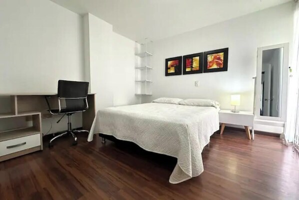 2 Schlafzimmer, Zimmersafe, Schreibtisch, Bügeleisen/Bügelbrett