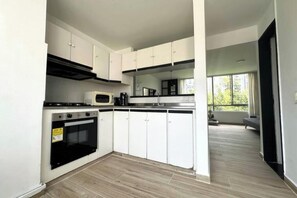 Refrigerador, microondas, horno y parrilla de estufa