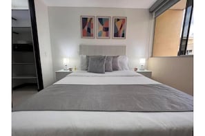 2 slaapkamers, een bureau, een strijkplank/strijkijzer, reisbedje