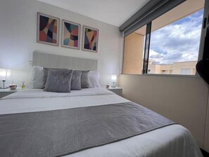 2 slaapkamers, een bureau, een strijkplank/strijkijzer, reisbedje