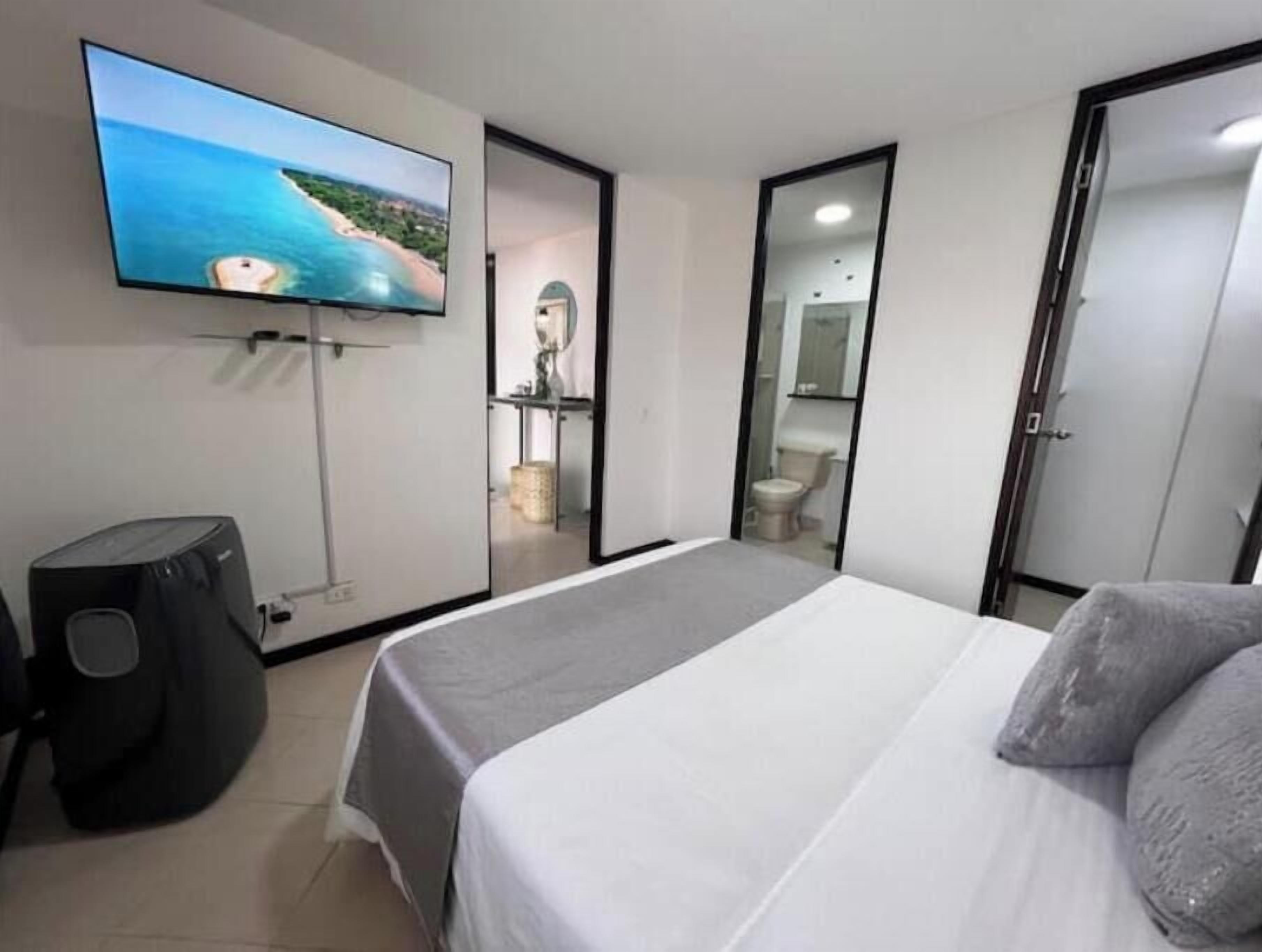 2 Schlafzimmer, Schreibtisch, Bügeleisen/Bügelbrett, Reisekinderbett