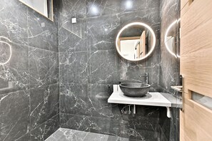 Haartrockner, Handtücher, Toilettenpapier