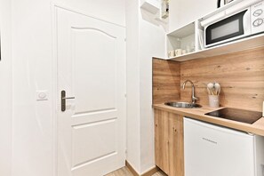 Kühlschrank, Mikrowelle, Herdplatte, Wasserkocher mit Kaffee-/Teezubehör