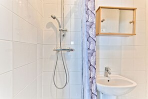 Haartrockner, Handtücher, Toilettenpapier