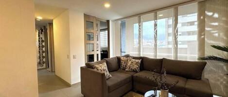 スマートテレビ、書庫、ミュージックライブラリ、書斎 / ワークスペース