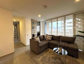 Smart TV, books, music library, offices - Gorgeous, Modern, and Air-Conditioned Included (Medellín)