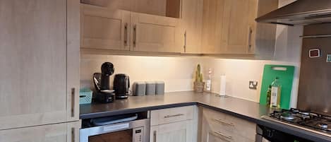 Departamento | Cocina privada | Refrigerador, microondas, horno y parrilla de estufa