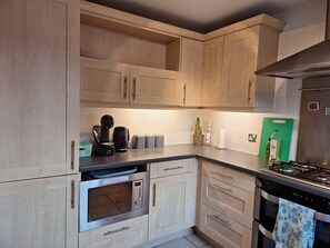 Apartment | Private kitchen | Fridge, microwave, oven, stovetop - Stratford-upon-avon - Sleeps 4 - Pets Allowed (Stratford-upon-Avon)