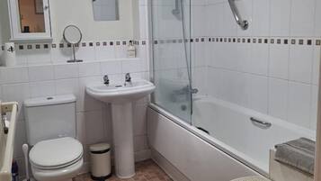 Apartemen | Kamar mandi | Kombinasi shower/bathtub, bathtub besar,  dan perlengkapan mandi gratis