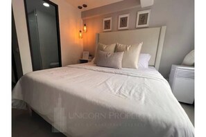 2 soverom, skrivebord, strykejern/-brett og reiseseng for barn